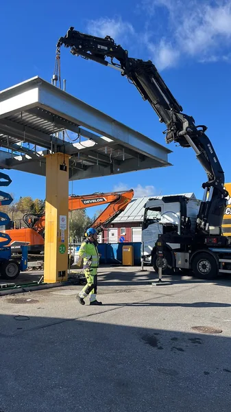 Nosturiauto nostaa rakenteen rakennuksen yläosaan.